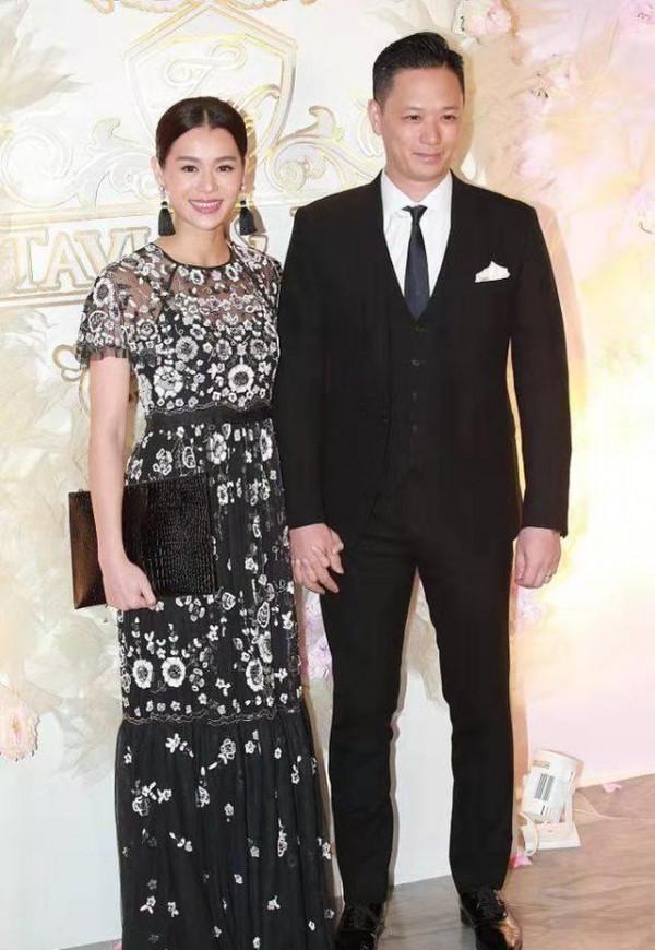 胡杏兒攜老公出席活動，淑女風打扮優雅卻不適合她，老公真帥