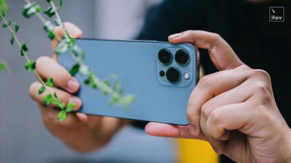 除了在兩個人之間變焦，iPhone 13 的電影效果模式還能這樣玩