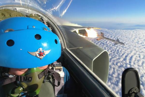 雲海之間,雙機編隊空空導彈雷霆出擊! 雲海之間,雙機編隊空空導彈雷霆出擊!