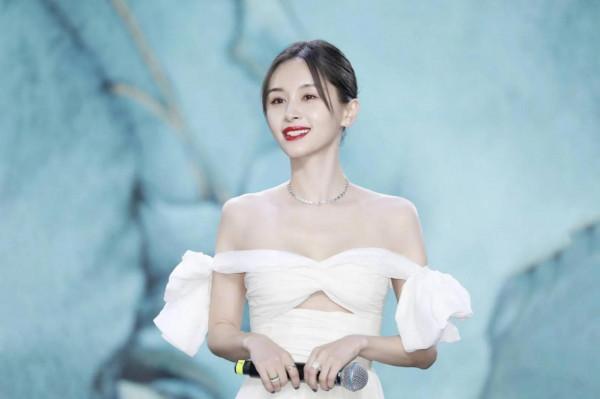 明星美圖秀-小個子的王子文氣場強大，一襲抹胸長禮服很顯身材