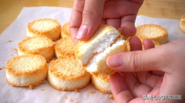 沒有面粉，2種材料做椰蓉餅乾，一入口就化了