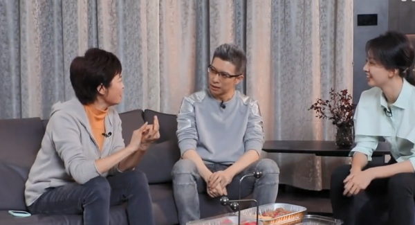 央視新人美女羅平章當隊長！和朱廣權共邀敬一丹，手提禮包好拘謹