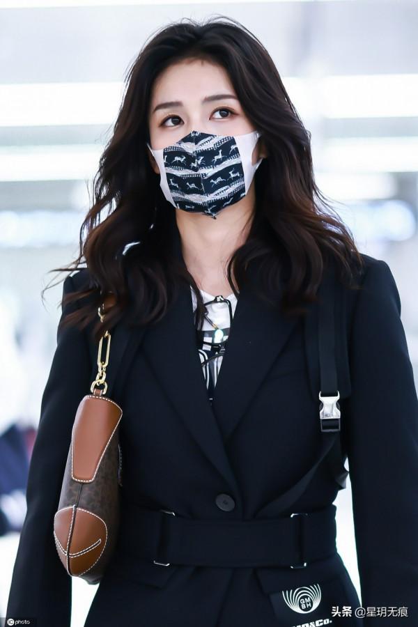 白鹿捲髮披肩溫婉隨性 身著西裝外套搭百褶裙學院風滿滿 白鹿捲髮披肩溫婉隨性 身著西裝外套搭百褶裙學院風滿滿