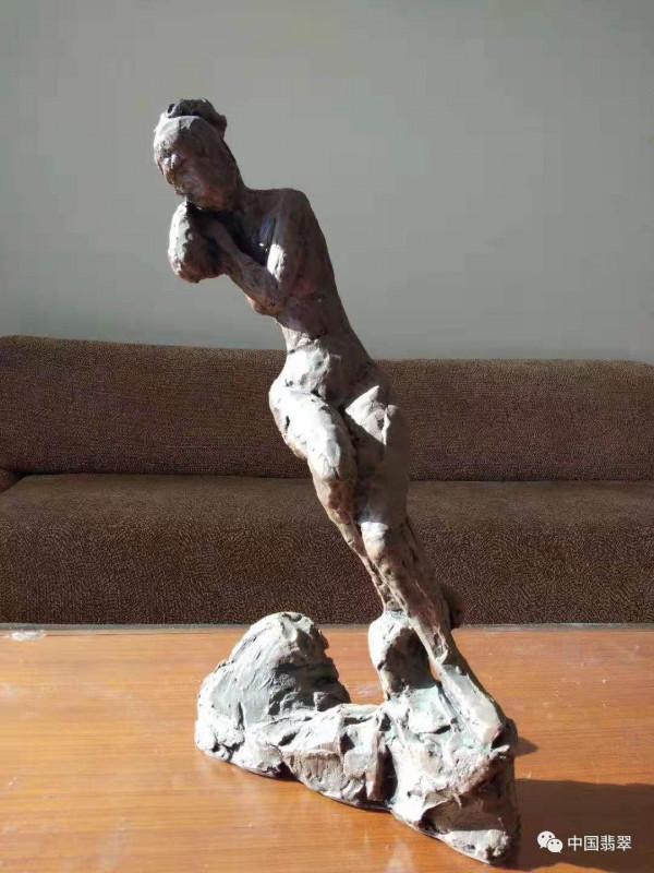 具象在左，抽象在右