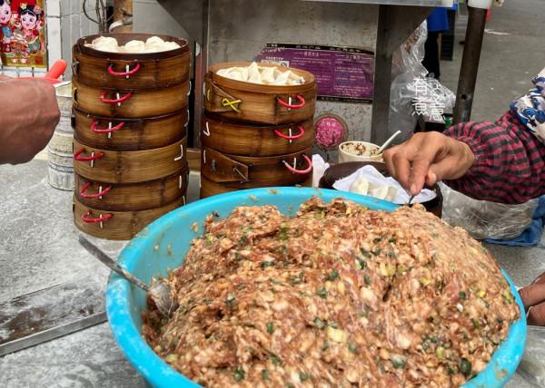 廣東大爺賣早餐，只做兩樣小吃，卻火了20年，食客：就認這個味