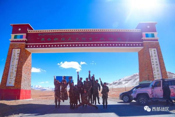 12天,2000公里,高原女兵帶去歡樂與溫暖 12天,2000公里,高原女兵帶去歡樂與溫暖