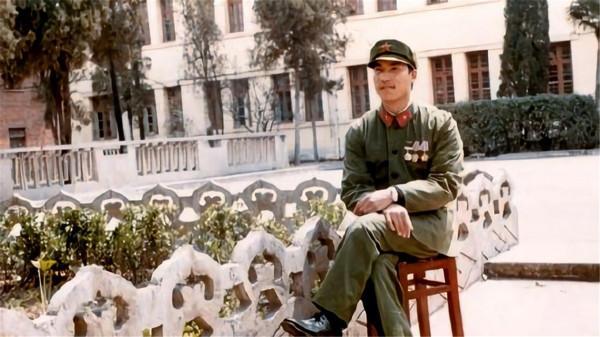 對越反擊戰中,一級傷殘英雄吳華,在老山前線永遠失去了雙腿 對越反擊戰中,一級傷殘英雄吳華,在老山前線永遠失去了雙腿