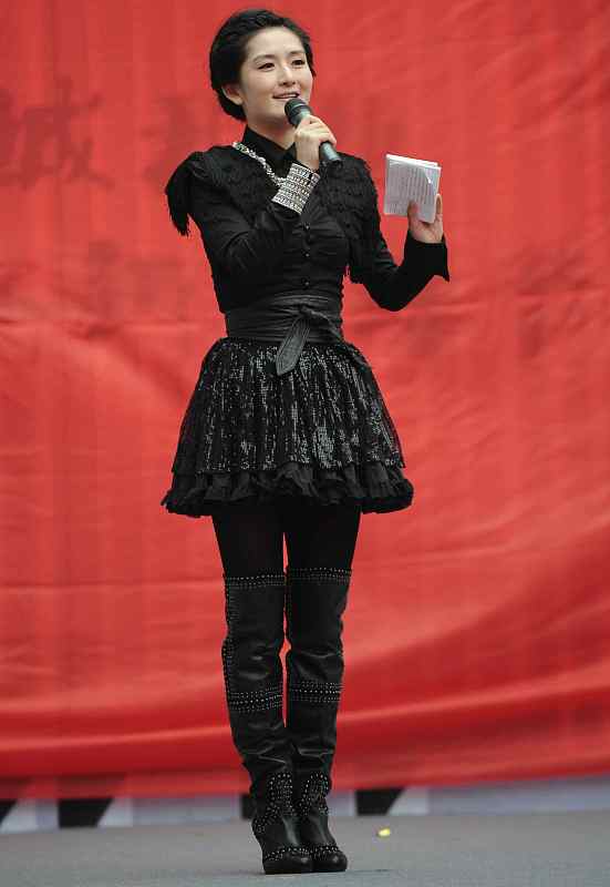 女強人謝娜太厲害,生完孩子就開始上班,穿的衣服也挺顯瘦 女強人謝娜太厲害,生完孩子就開始上班,穿的衣服也挺顯瘦