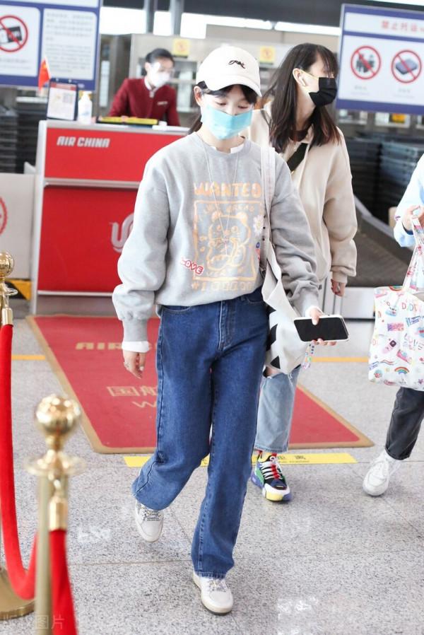 徐夢潔穿灰色卡通衛衣搭配牛仔褲,戴棒球帽舒適自在 徐夢潔穿灰色卡通衛衣搭配牛仔褲,戴棒球帽舒適自在