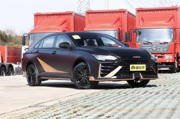 奕炫MAX暗夜版：軸距2770mm，搭載1&period;5T&plus;E-CVT，配雙獨立懸掛