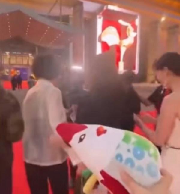 喜劇女神賈玲竟然把金雞獎上的“雞”抱走了……