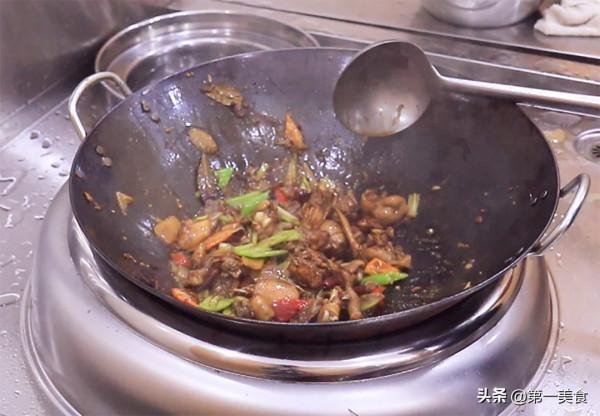 煸炒雞要不要焯水？廚師長教你這個技巧，雞塊鮮嫩入味，香氣十足