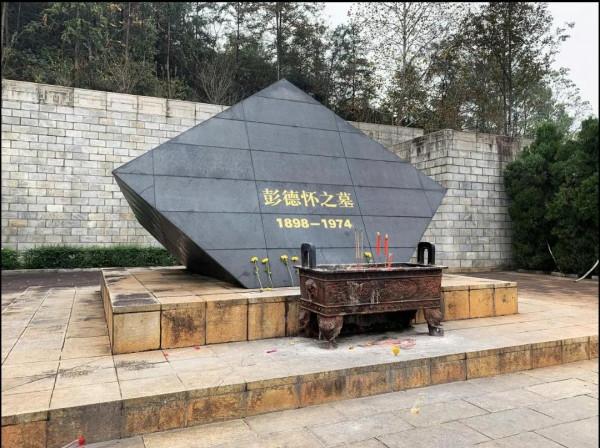 毛主席號召火葬，許世友為何不願意？眾多領導人為何選擇撒放骨灰