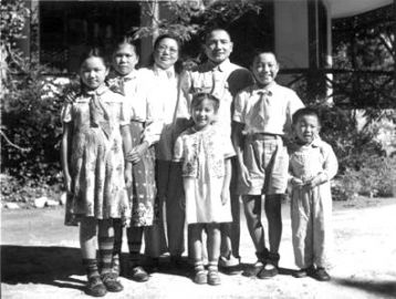 1950年，鄧小平首次見到比他大五歲的繼母，之後用了三種不同稱呼