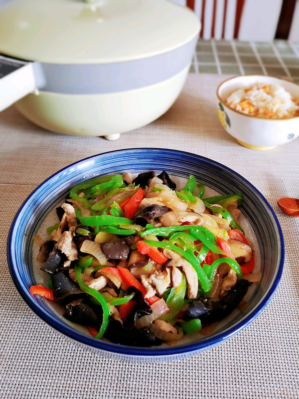 簡單幾步做好一盤尖椒木耳炒肉片,快速搞定一餐飯 簡單幾步做好一盤尖椒木耳炒肉片,快速搞定一餐飯