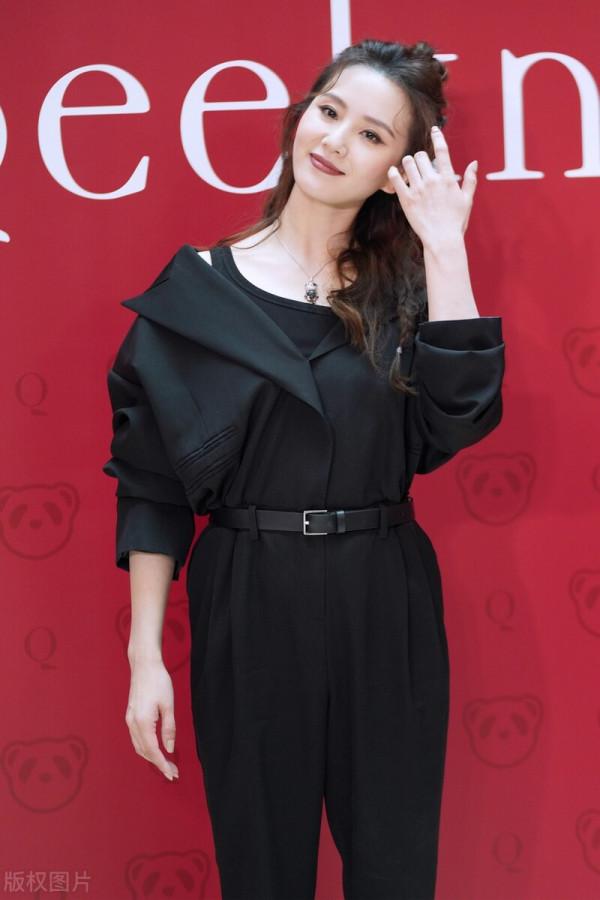 劉詩詩當媽後“胖不少”，綁腰帶都看不出腰身，小露香肩還是迷人