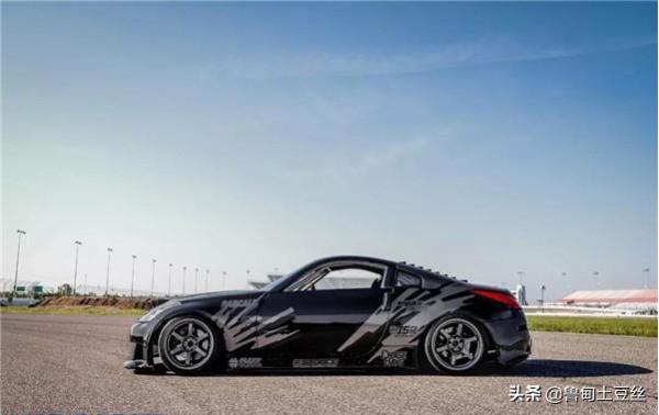 「轂銳馳」有趣的人改裝了一臺V8引擎的日產350Z