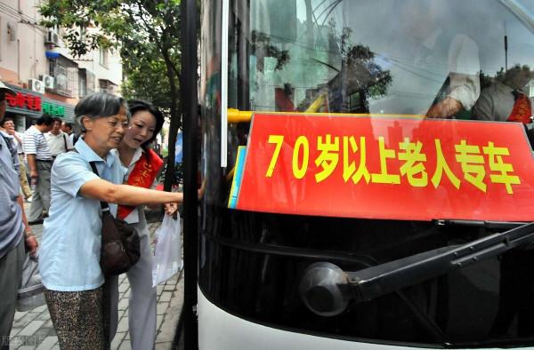 考駕照有變！70歲以上這3類駕照都能考，考試流程、費用，明確了