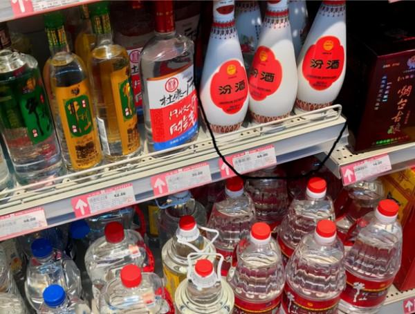 超市3款“憋屈”酒，放在貨架最底層，但卻是純正的糧食酒