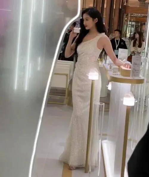 國民女神關曉彤究竟是胖還是瘦？