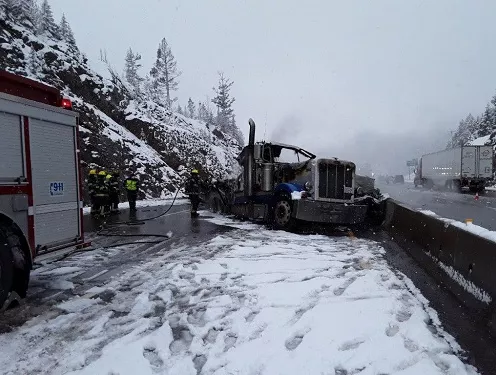 卑詩省公路多車連撞起火 6人重傷2危殆 車碎成渣 現場慘烈 緊急封路 卑詩省公路多車連撞起火 6人重傷2危殆 車碎成渣 現場慘烈 緊急封路