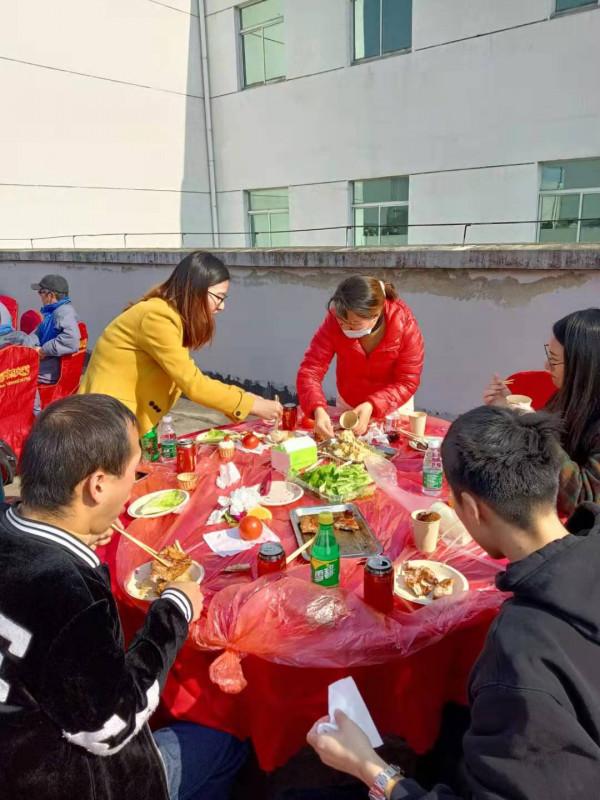露天燒烤展現別樣的午餐風情