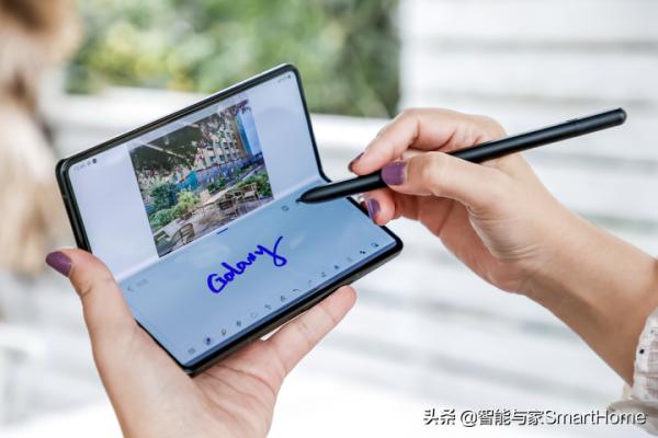 三星新一代Galaxy Z系列摺疊屏手機如何?媒體品鑑會上我們用了用 三星新一代Galaxy Z系列摺疊屏手機如何?媒體品鑑會上我們用了用