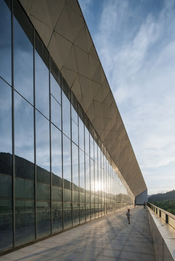 南方紅軍三年游擊戰爭紀念館,以石材、玻璃與光影詮釋歷史 南方紅軍三年游擊戰爭紀念館,以石材、玻璃與光影詮釋歷史