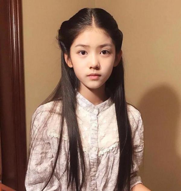 “小福朵”越來越美了，一顰一笑綻放優雅，被贊為05後小花