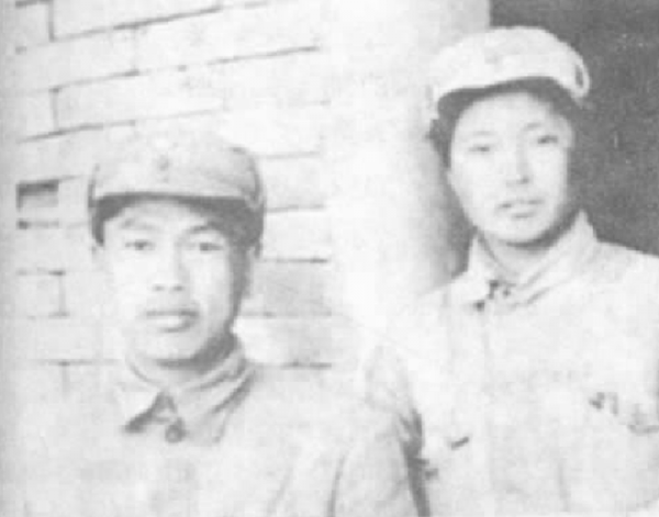 80年鄧華去世後，李玉芝在家中掛了他的遺像：我多想為你唱首歌