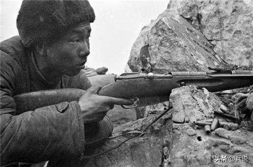 志願軍新兵炫耀槍法,老炊事員忍不住:就這水平?我來 志願軍新兵炫耀槍法,老炊事員忍不住:就這水平?我來