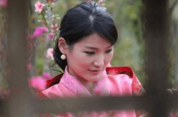 31歲不丹王后懷二胎後不再冷臉,國王全程守護,太王太后幫看孩子 31歲不丹王后懷二胎後不再冷臉,國王全程守護,太王太后幫看孩子