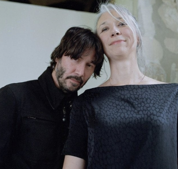 基努李維單身18年找到真愛，依偎在女友肩頭，活得簡單的人更幸福