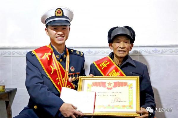 快瞧！那名勇救落水女子的海軍戰士立功返鄉了