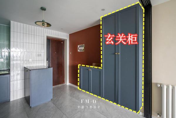 入戶玄關與廚房融合，整扇吊軌玻璃拉門分隔，成12㎡獨立大套間