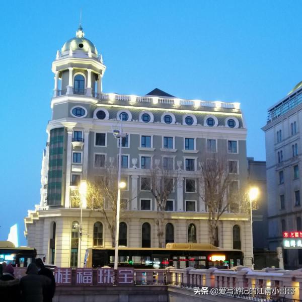 到達中央大街時氣溫很低，於是吃一根老牌的馬迭爾冰棒溫暖自己