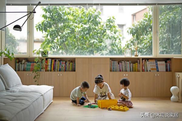 客廳不裝電視機也就算了，她家竟然放了一張“床”，空間自由隨性