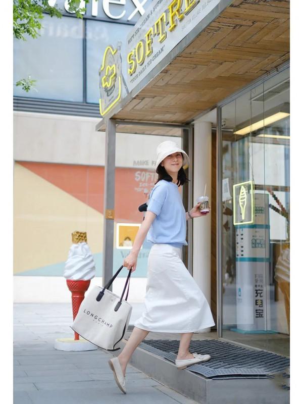 女人到了中年,穿衣打扮要“得體”,更要學會不裝嫩也不顯老 女人到了中年,穿衣打扮要“得體”,更要學會不裝嫩也不顯老