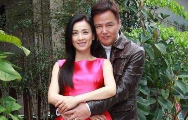 前代理坦言，張庭將成本4元的化妝品賣到百元，10多萬人往臉上抹