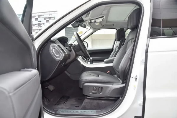 配插電式混合動力系統，軸距為2923mm，攬勝運動版PHEV實力如何？