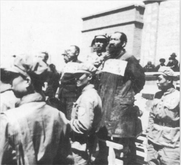 土匪殘害我軍副師長，王震出動41輛坦克：用大炮和他們講道理