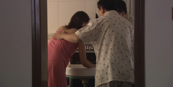 夫妻搬進新小區，被告知不讓養大型犬，藏獒竟咬舌自盡！國產片