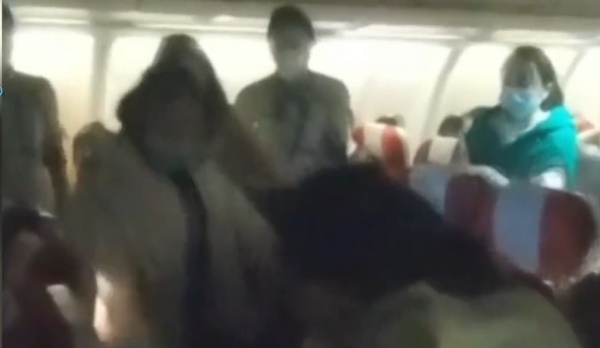 海南一孕婦飛機臨產，護士與空姐緊急接生，嬰兒誕生全機鼓掌