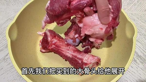 燉骨頭湯，牢記“兩不放”訣竅，湯白肉香不油膩，營養全保留