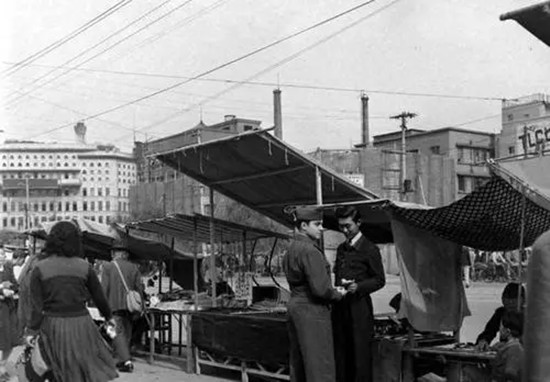 戰後的日本能有多亂?日軍高層倒賣物資,最終成了社會最討厭的人 戰後的日本能有多亂?日軍高層倒賣物資,最終成了社會最討厭的人