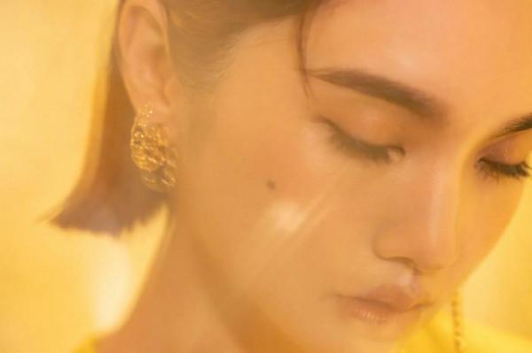 楊丞琳一襲暖黃色長裙,搭配精緻小巧的耳飾,短髮造型乾淨利落 楊丞琳一襲暖黃色長裙,搭配精緻小巧的耳飾,短髮造型乾淨利落