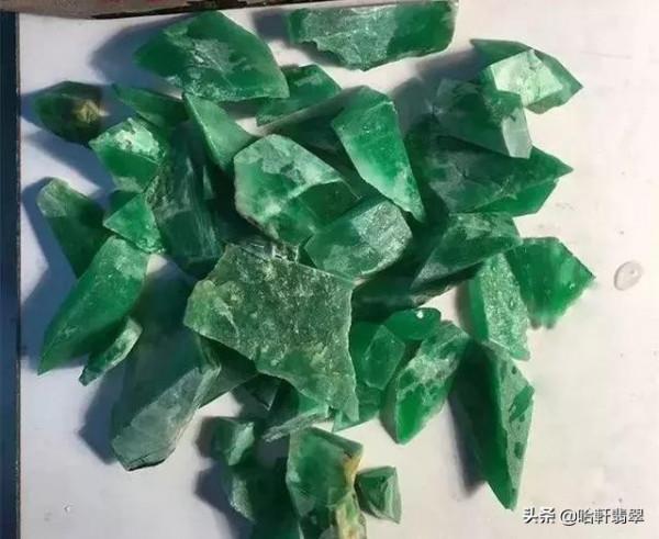 「億元翡翠俱樂部」再添一員！10片帝王綠料子以1億5千萬中標