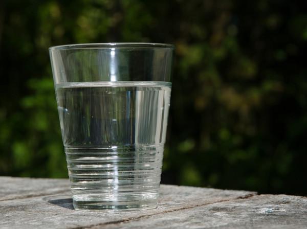 早上起床喝一杯溫水等於喝細菌? 早上起床喝一杯溫水等於喝細菌?