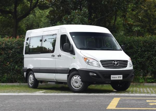 江淮一直致力於輕客，推出的星銳國六版，內飾很素但很實用