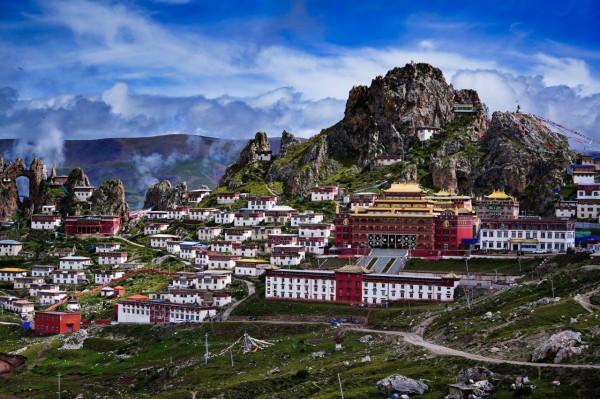 西藏海拔4800米高山上，又長出6座奇峰，藏族人在懸崖上建滿房子